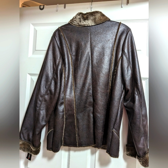 Women's Large aged brown coat with faux fur lining - Picture 5 of 10